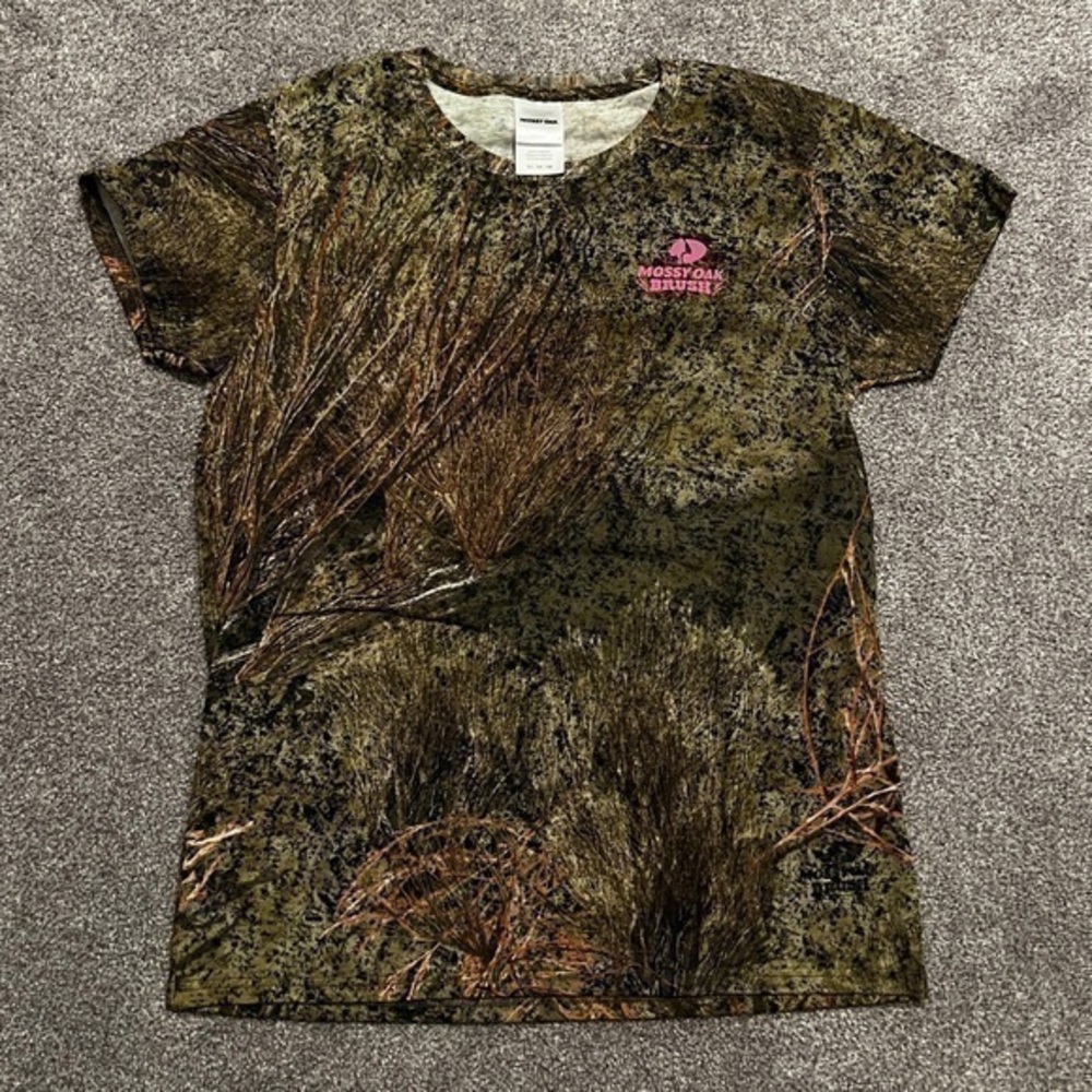 NWOT Women’s Mossy Oak Brush Camo Shirt Size Medium
